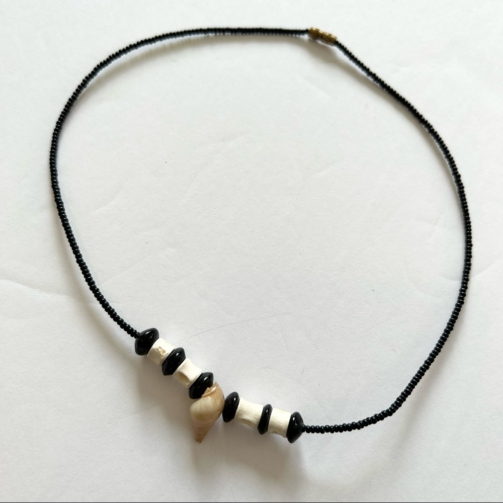 Vintage beaded seashell necklace 16” - smaller shell